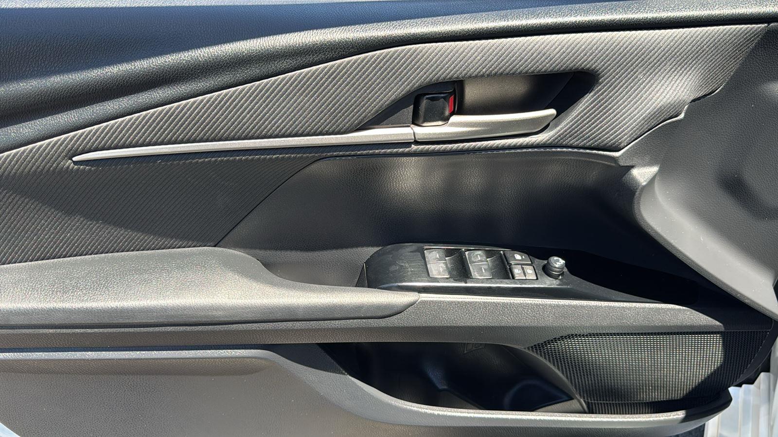 2025 Toyota Camry SE photo 11