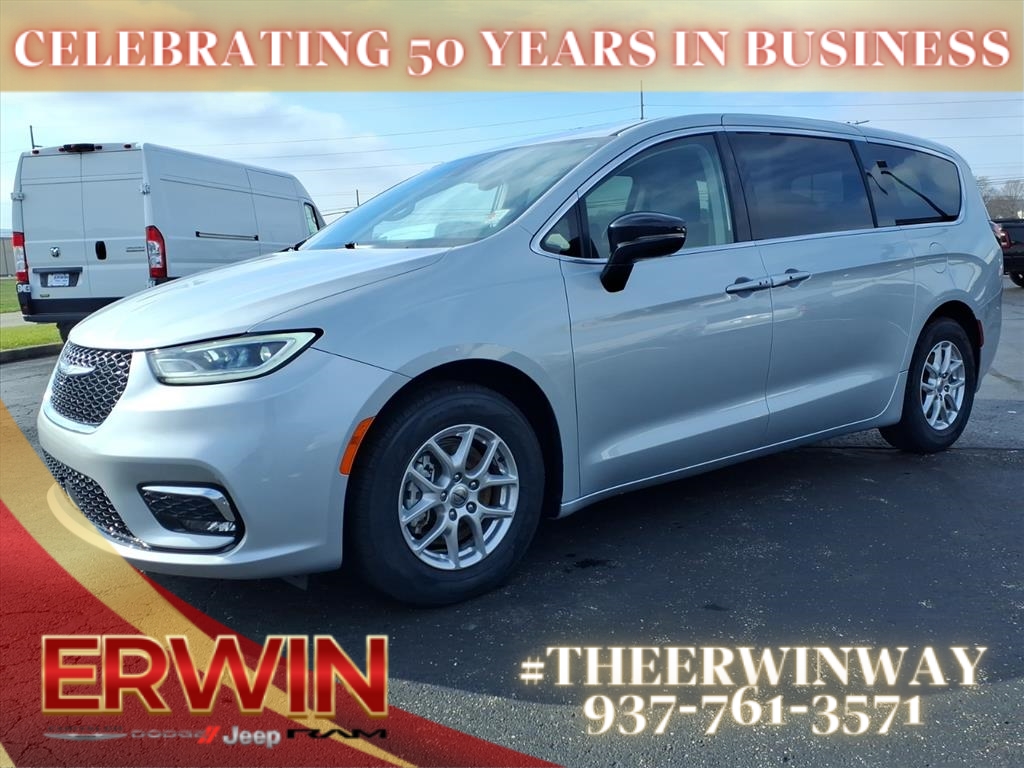 2024 Chrysler Pacifica Touring L photo 3