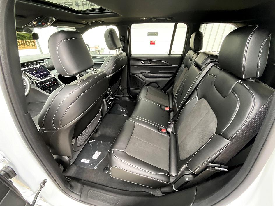 2025 Jeep Grand Cherokee Laredo Altitude photo 31