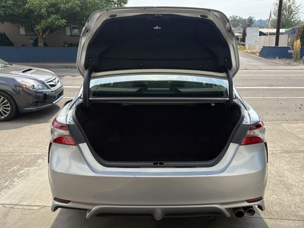 2021 Toyota Camry SE photo 9