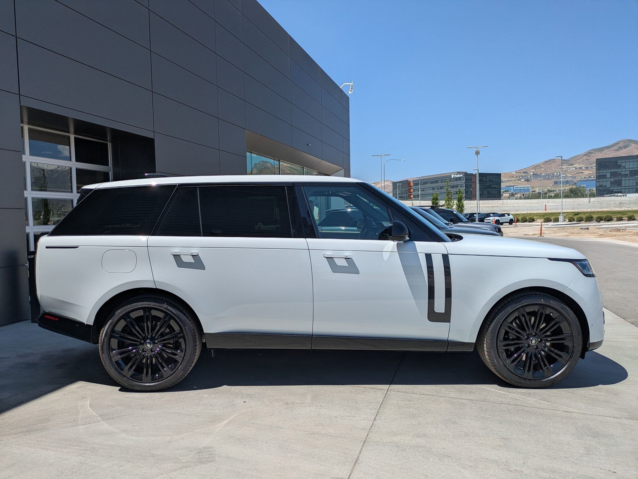 2025 Land Rover Range Rover SE photo 4
