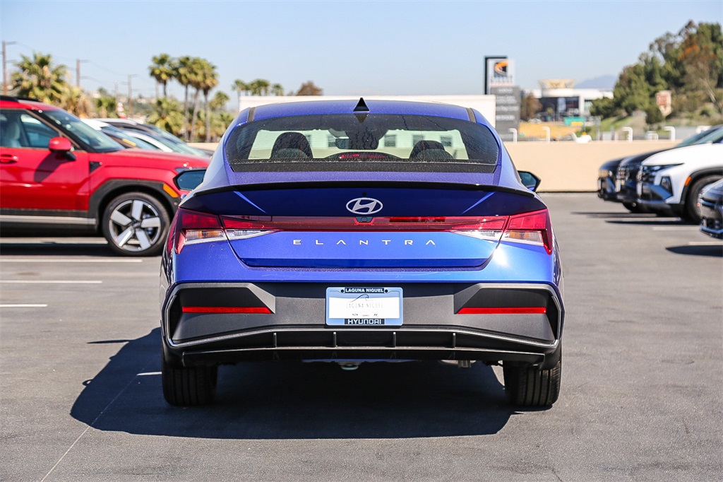 2025 Hyundai Elantra SEL Sport photo 5