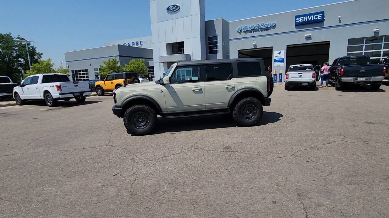 2025 Ford Bronco Outer Banks photo 2