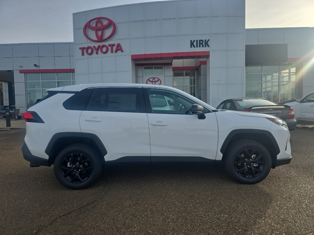 2025 Toyota RAV4 LE's photo