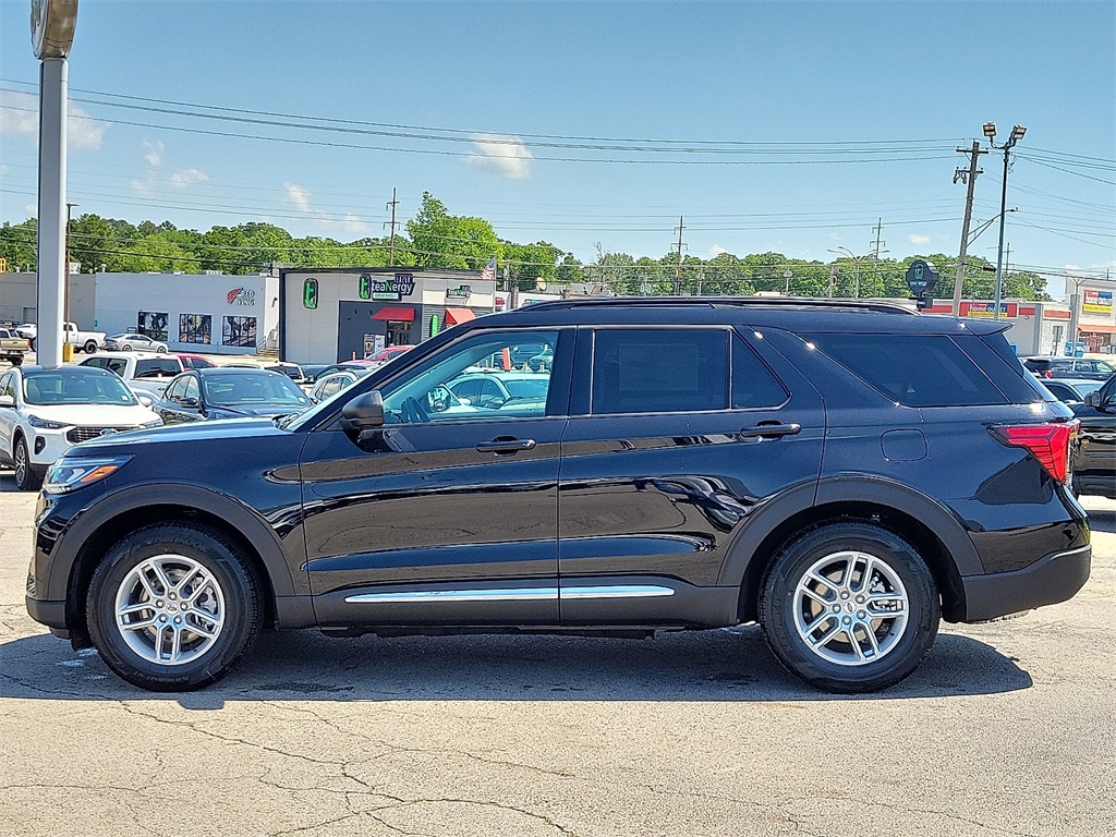 2025 Ford Explorer photo 3
