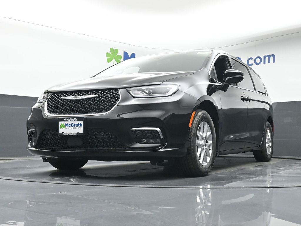 2026 Chrysler Pacifica photo 5