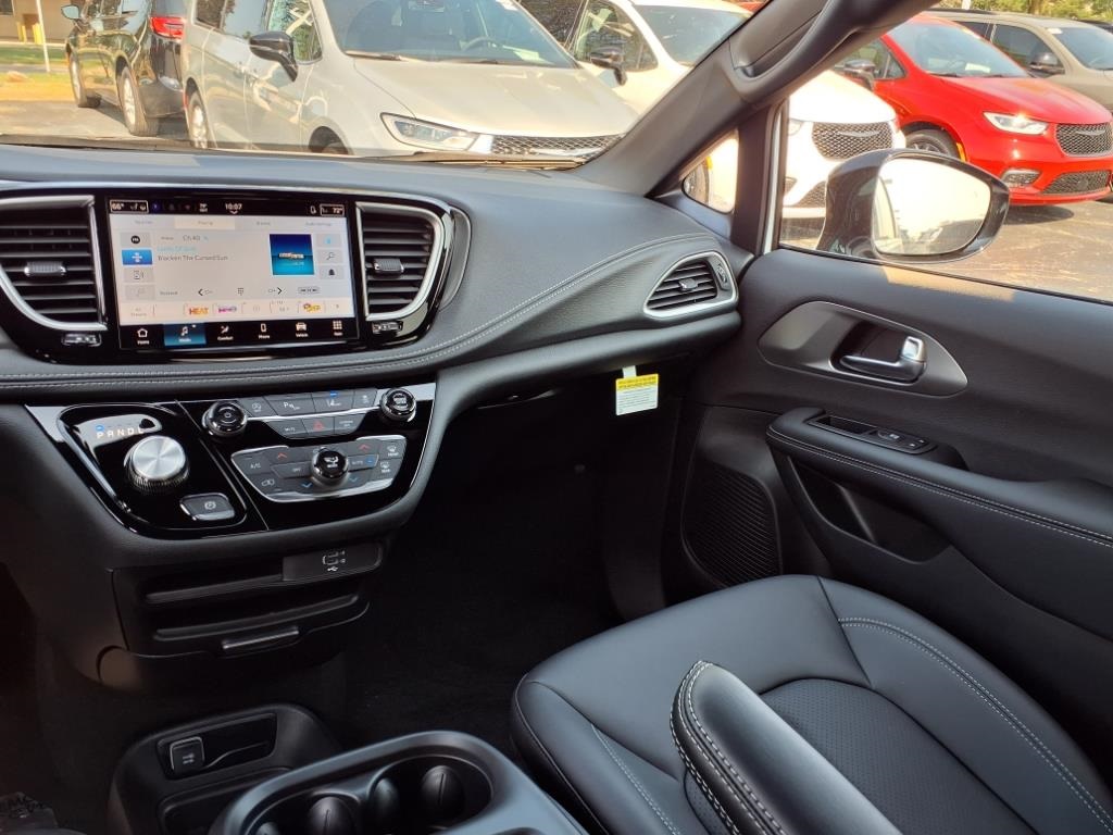 2026 Chrysler Pacifica photo 16