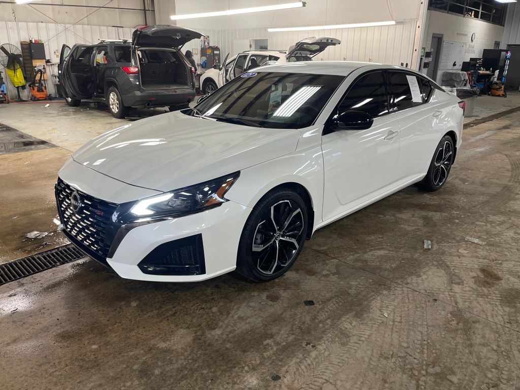 2023 Nissan Altima SR's photo