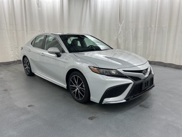 2023 Toyota Camry SE's photo