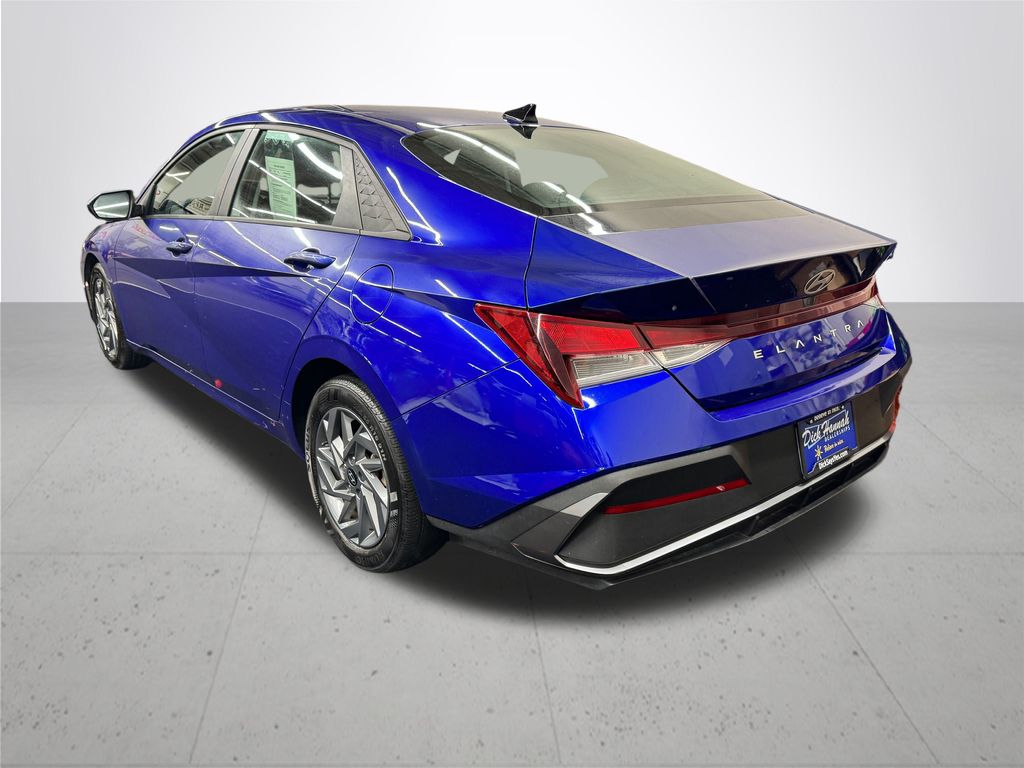 2024 Hyundai Elantra SEL photo 4