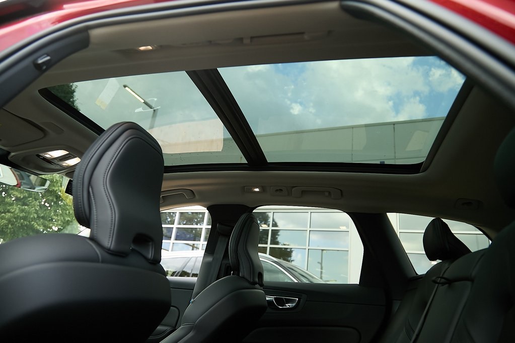 2025 VOLVO XC60 - Image 19