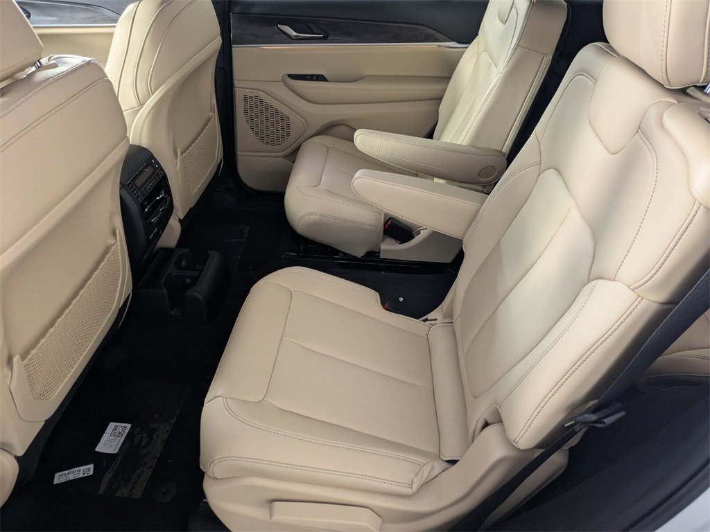 2025 Jeep Grand Cherokee Limited photo 11