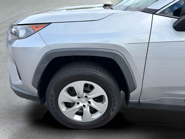 2020 Toyota RAV4 LE photo 4