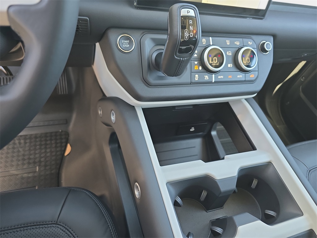 2025 Land Rover Defender 130 S photo 21