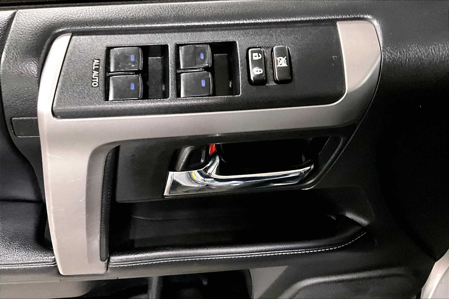 2018 Toyota 4Runner SR5 photo 31