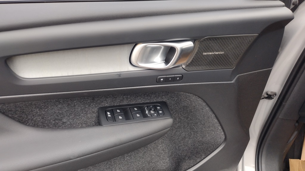 2025 VOLVO XC40 - Image 10