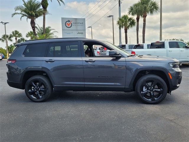 2025 Jeep Grand Cherokee Laredo photo 3