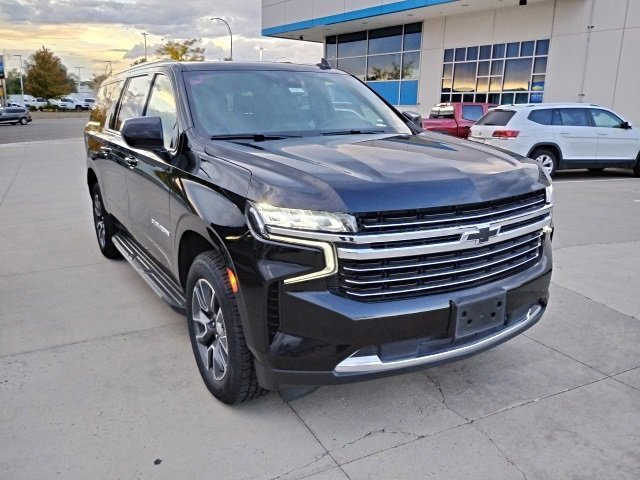 2021 Chevrolet Suburban LT photo 2