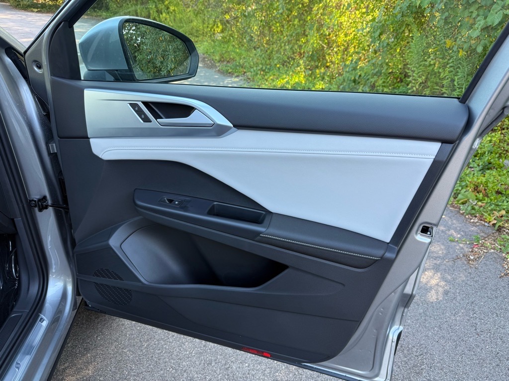 2025 Volkswagen Taos SE photo 6