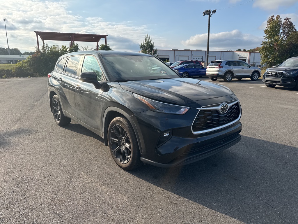 2023 Toyota Highlander LE's photo