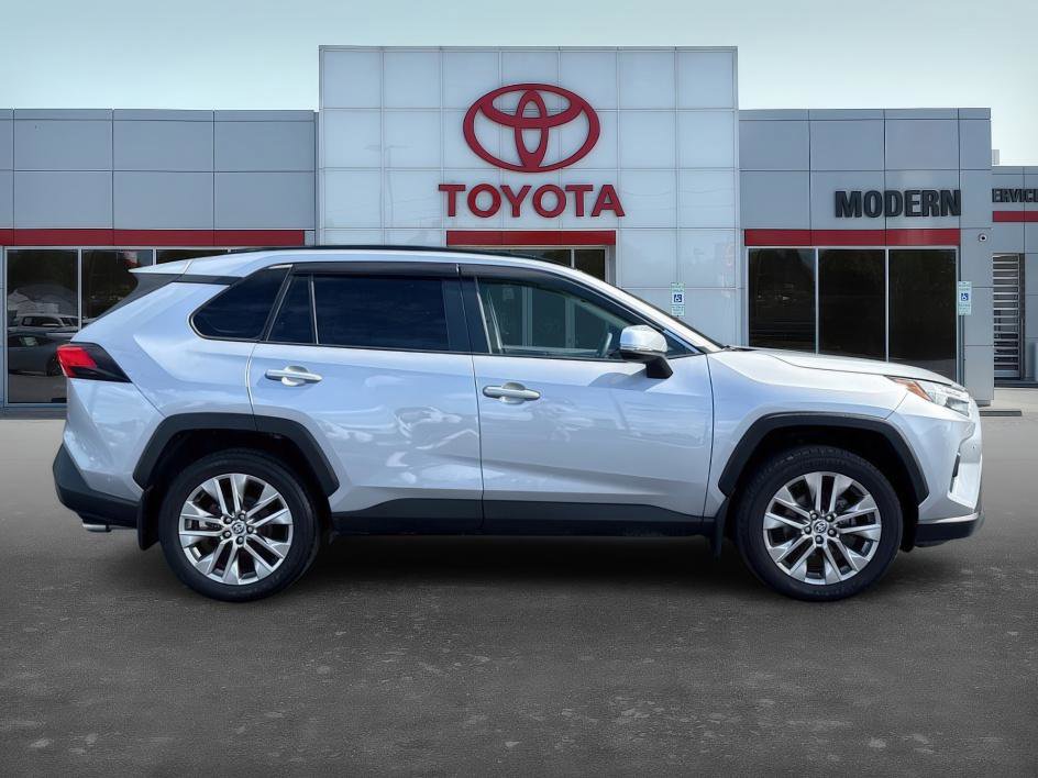 2022 Toyota RAV4 XLE Premium photo 3