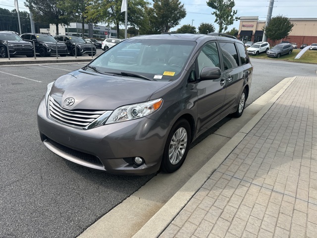 2016 Toyota Sienna XLE photo 3