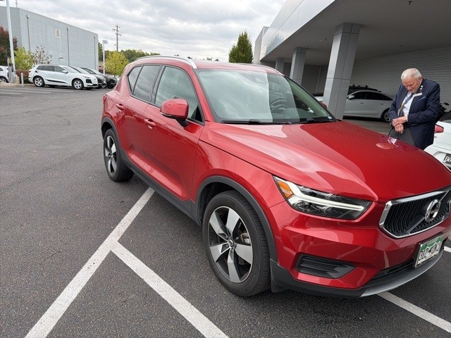 2020 Volvo XC40 Momentum photo 2