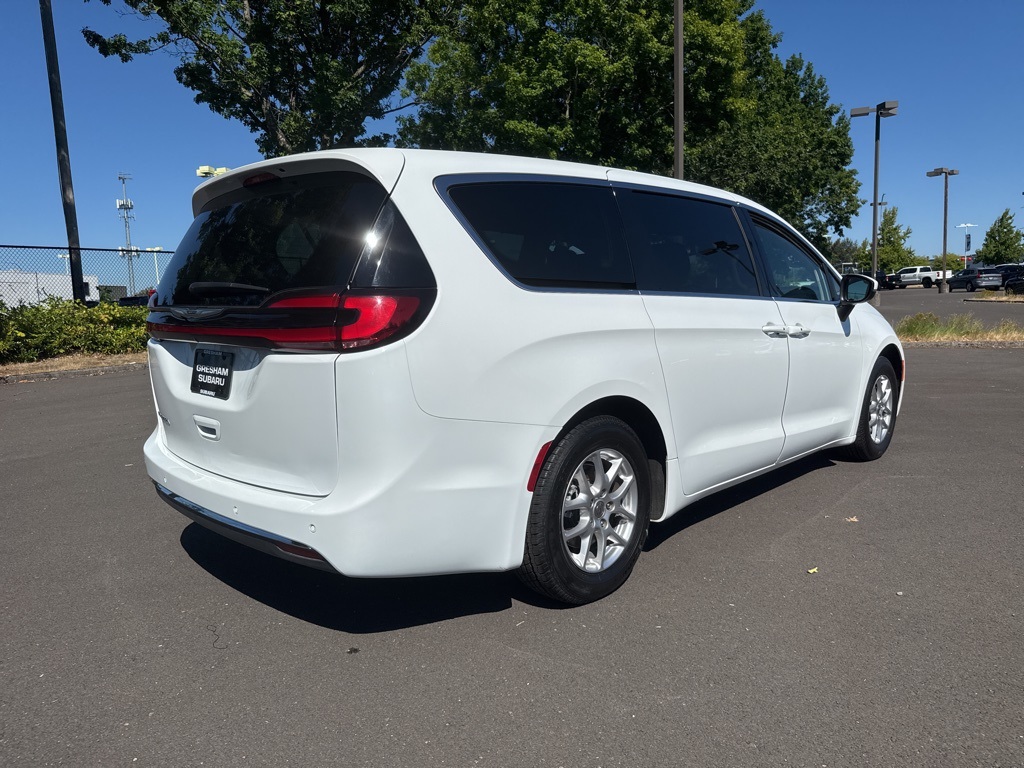 2023 Chrysler Pacifica Touring L photo 7
