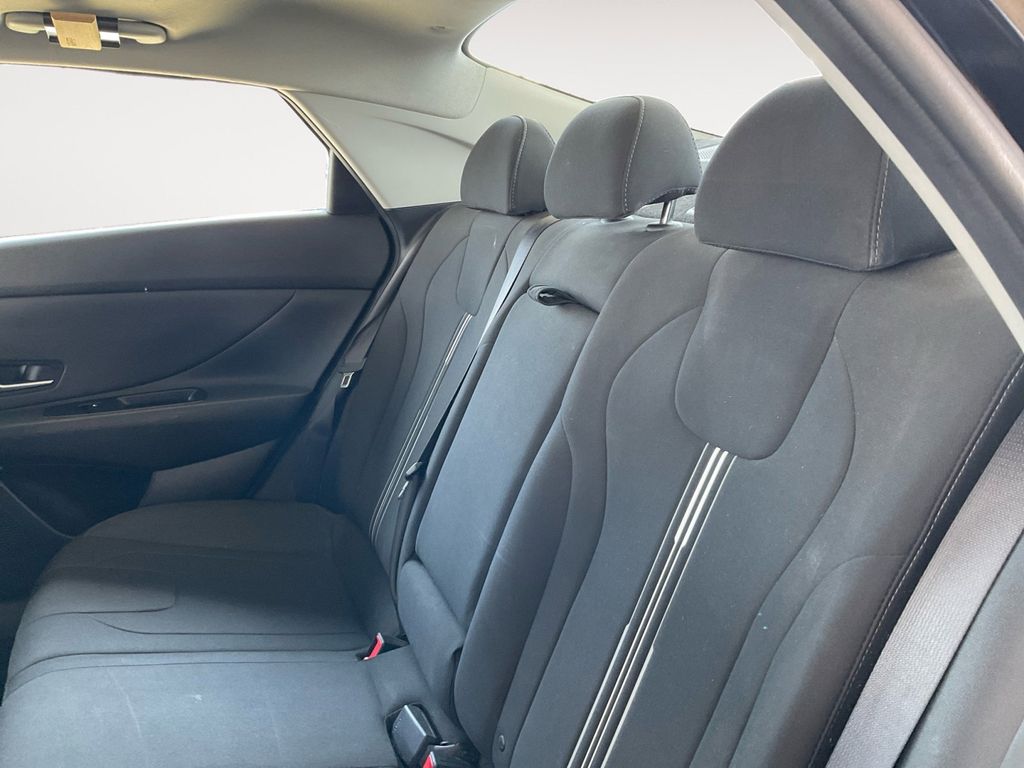 2022 Hyundai Elantra SEL photo 27