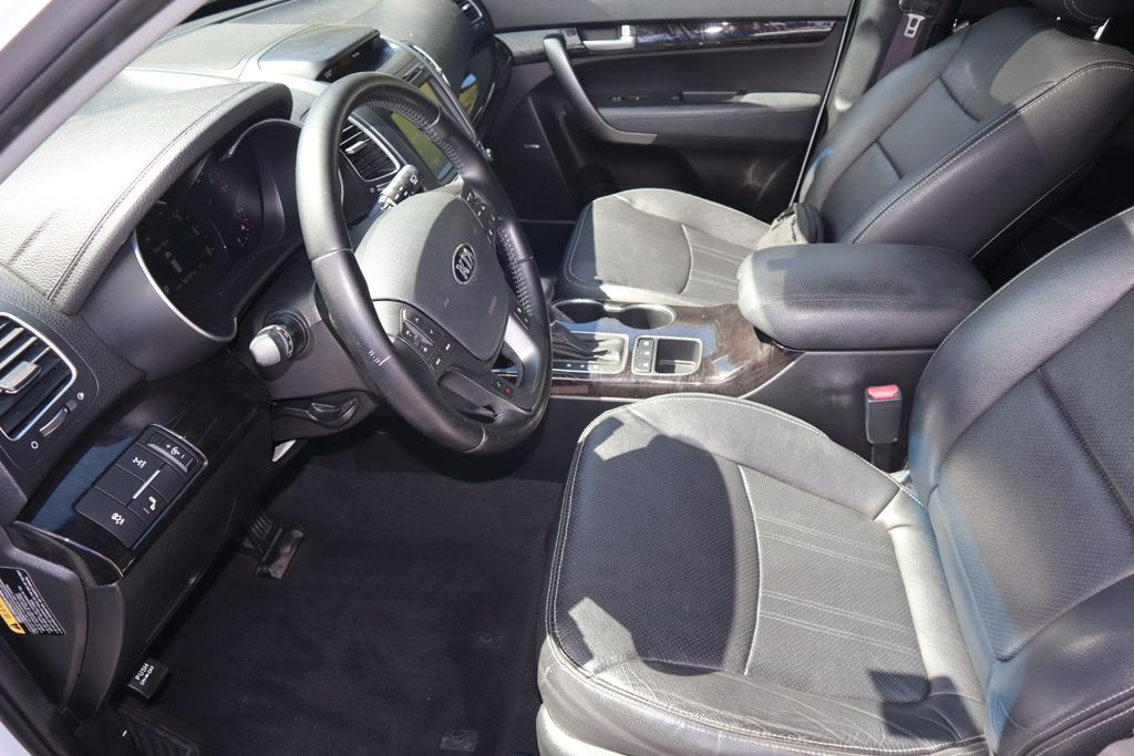2014 Kia Sorento SX photo 17