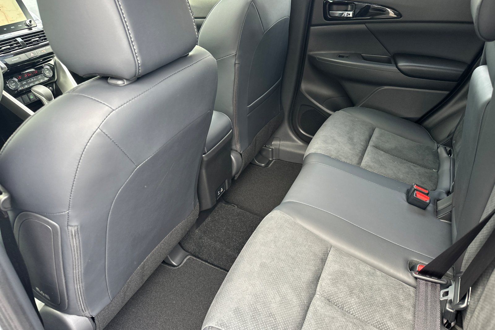 2025 Mitsubishi Eclipse Cross SE photo 11