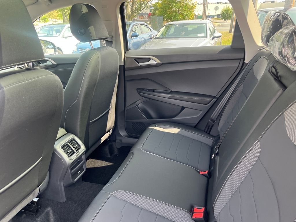 2025 Volkswagen Taos SE photo 17