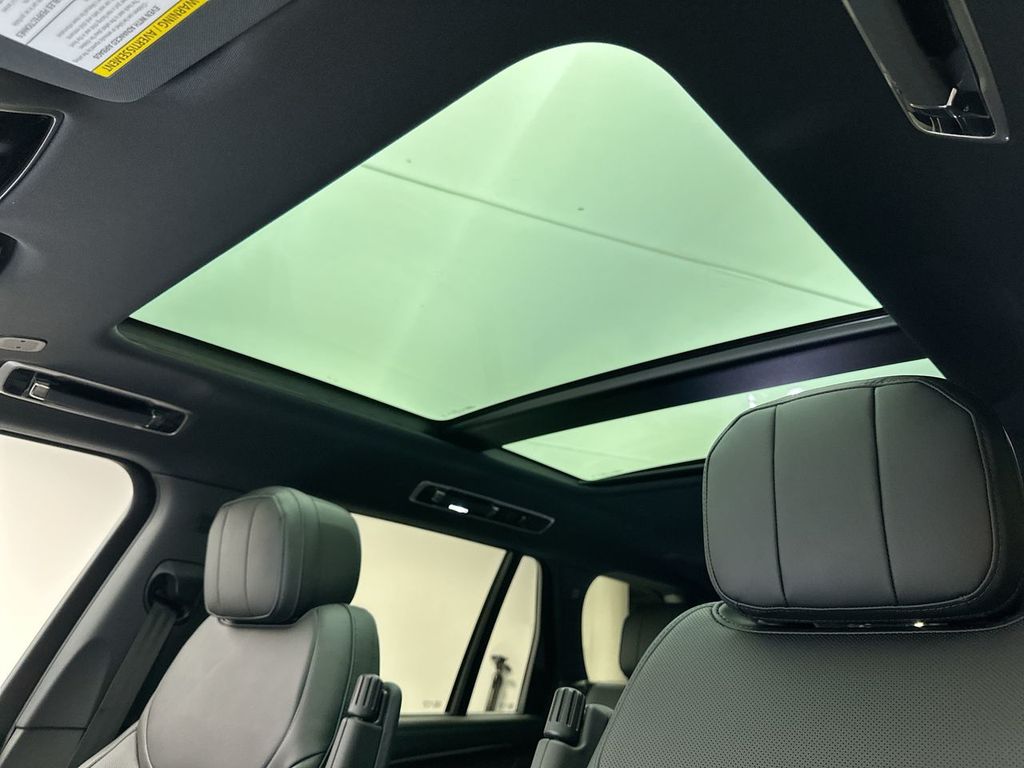 2025 Land Rover Range Rover SE photo 9