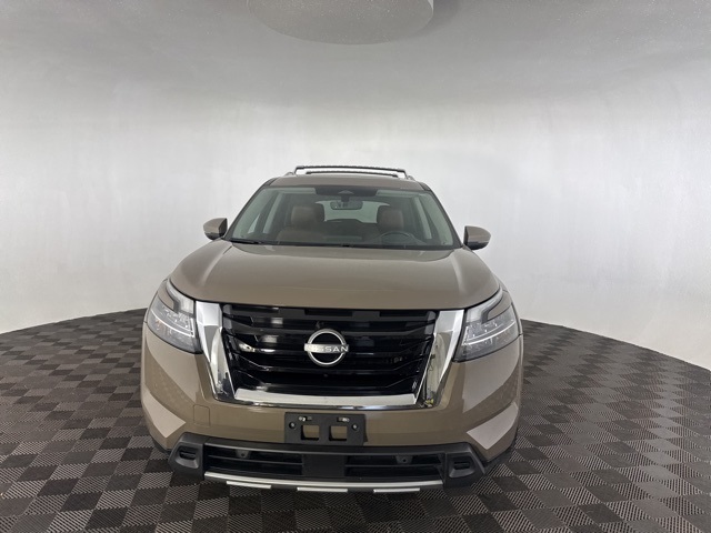2023 Nissan Pathfinder Platinum photo 2