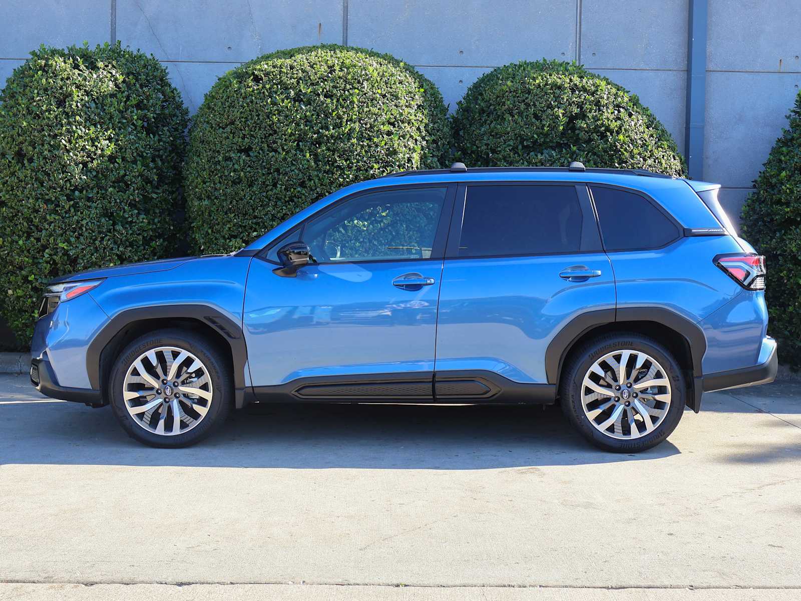 2025 Subaru Forester Touring photo 4