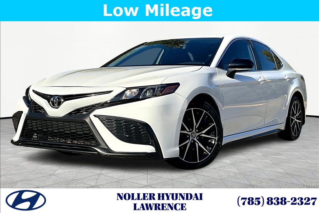 2023 Toyota Camry SE's photo