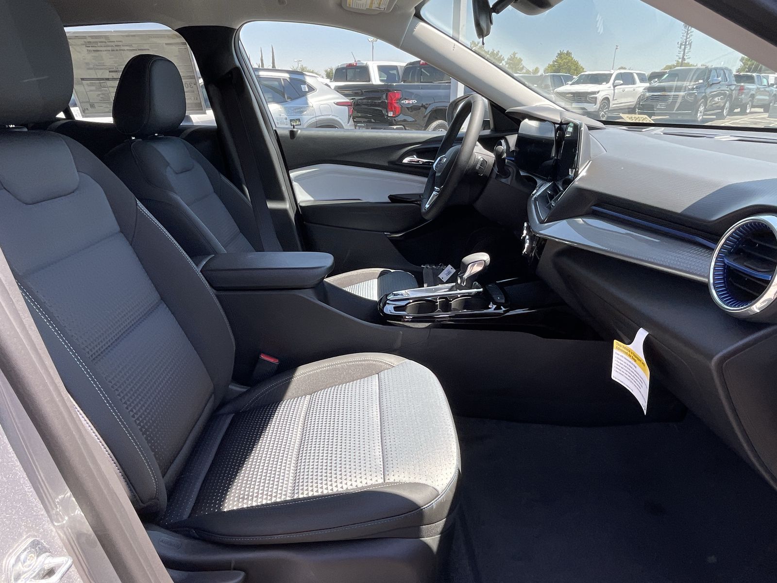 2025 Chevrolet Trax LT photo 29