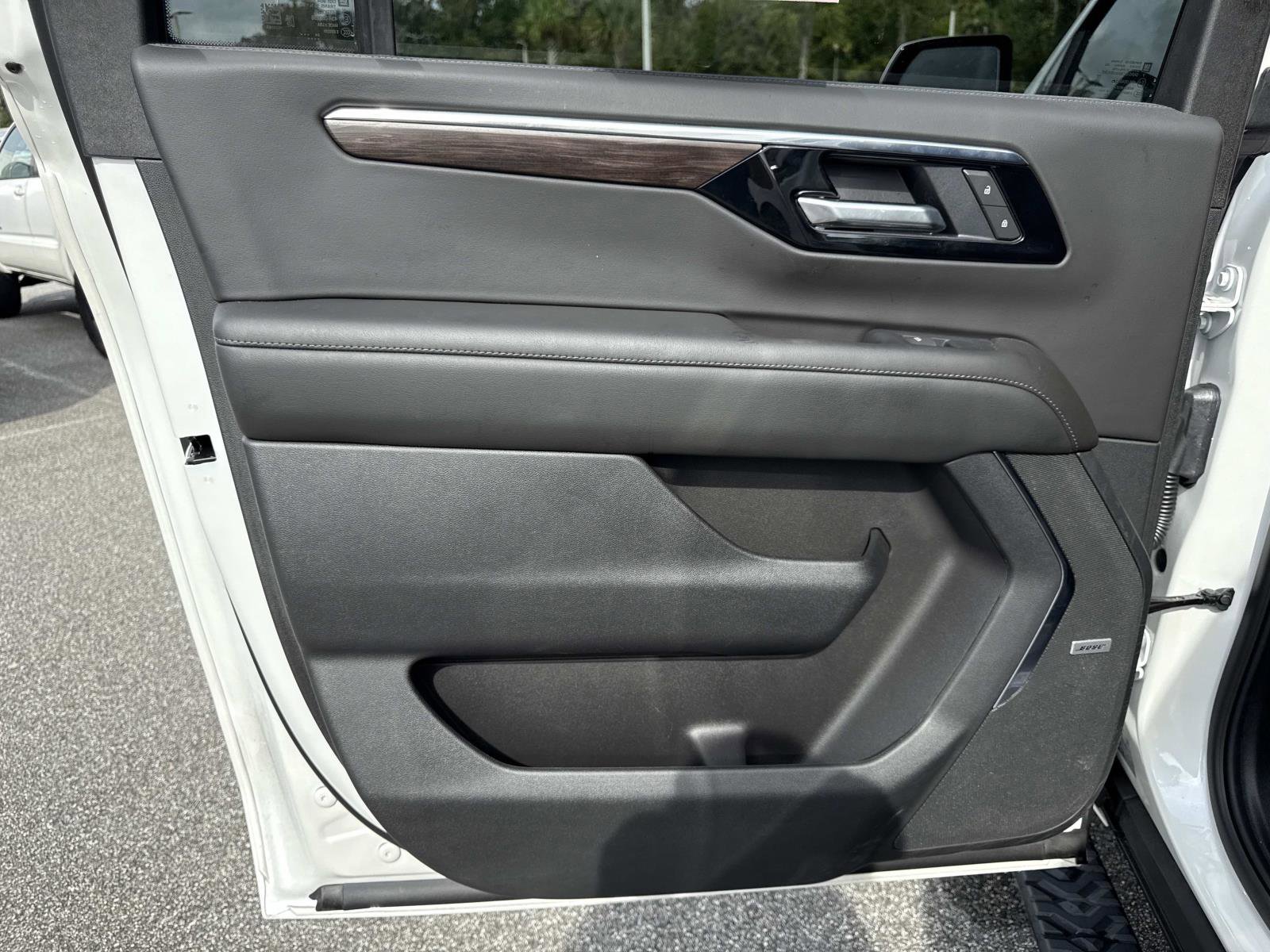 2025 Chevrolet Suburban Z71 photo 8