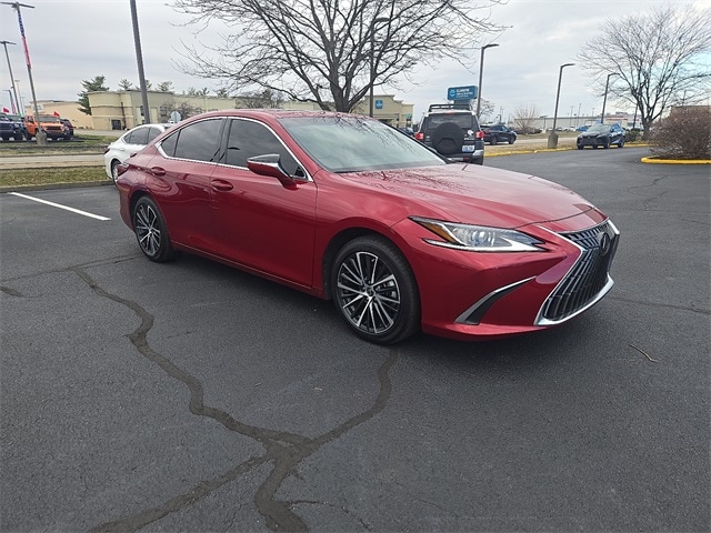 2025 Lexus ES Hybrid 300h's photo