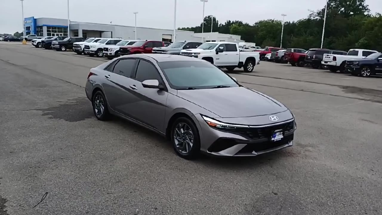 2024 Hyundai Elantra SEL photo 2