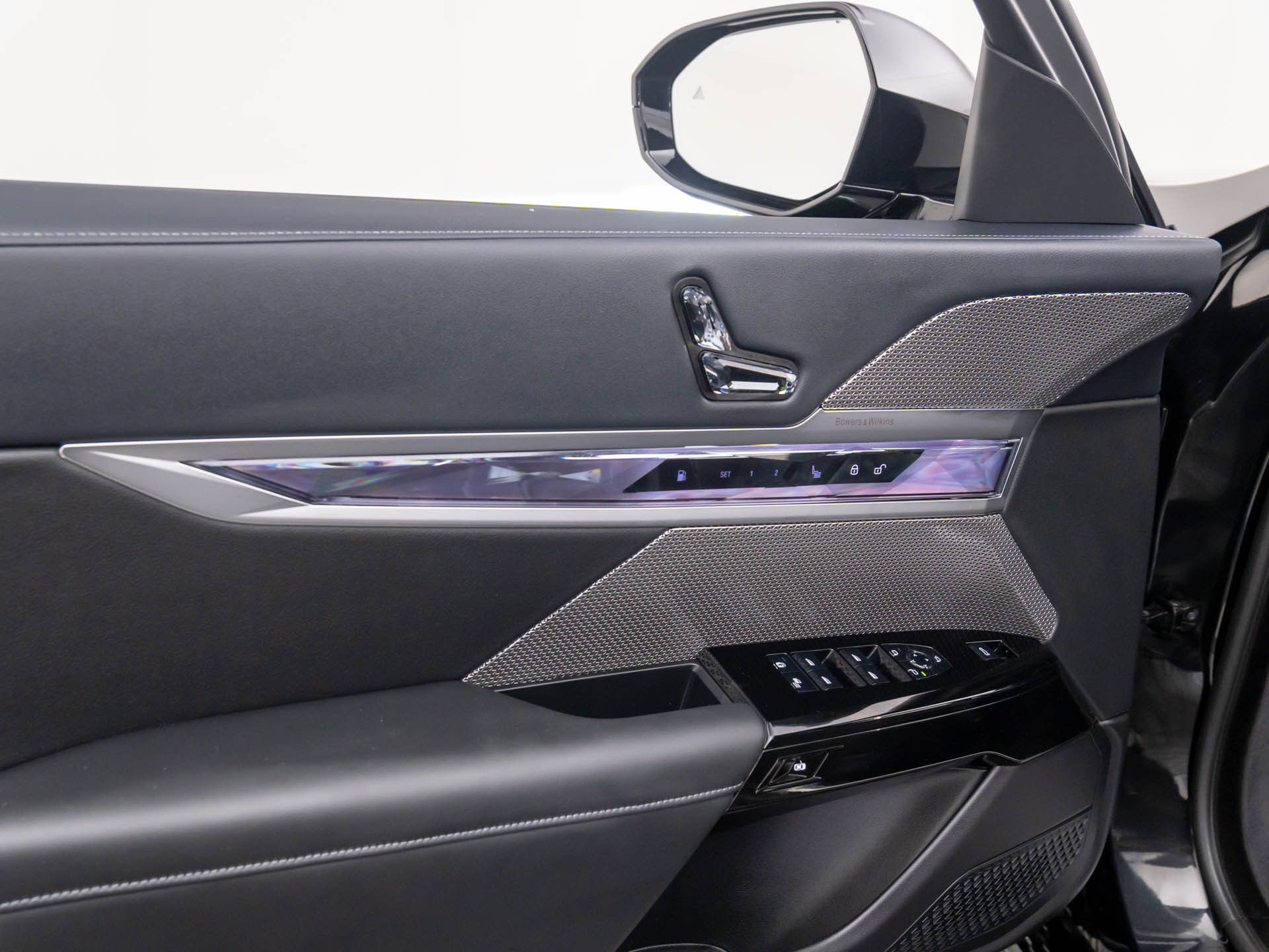 New 2025 Black Sapphire Metallic BMW 750e xDrive image 13