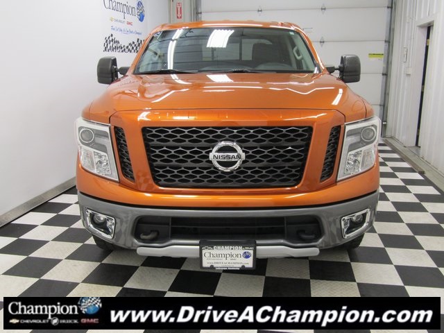 2019 Nissan Titan PRO-4X photo 2