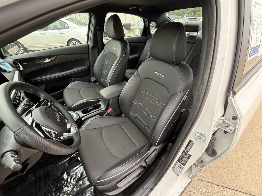 2023 Kia Forte GT-Line photo 16