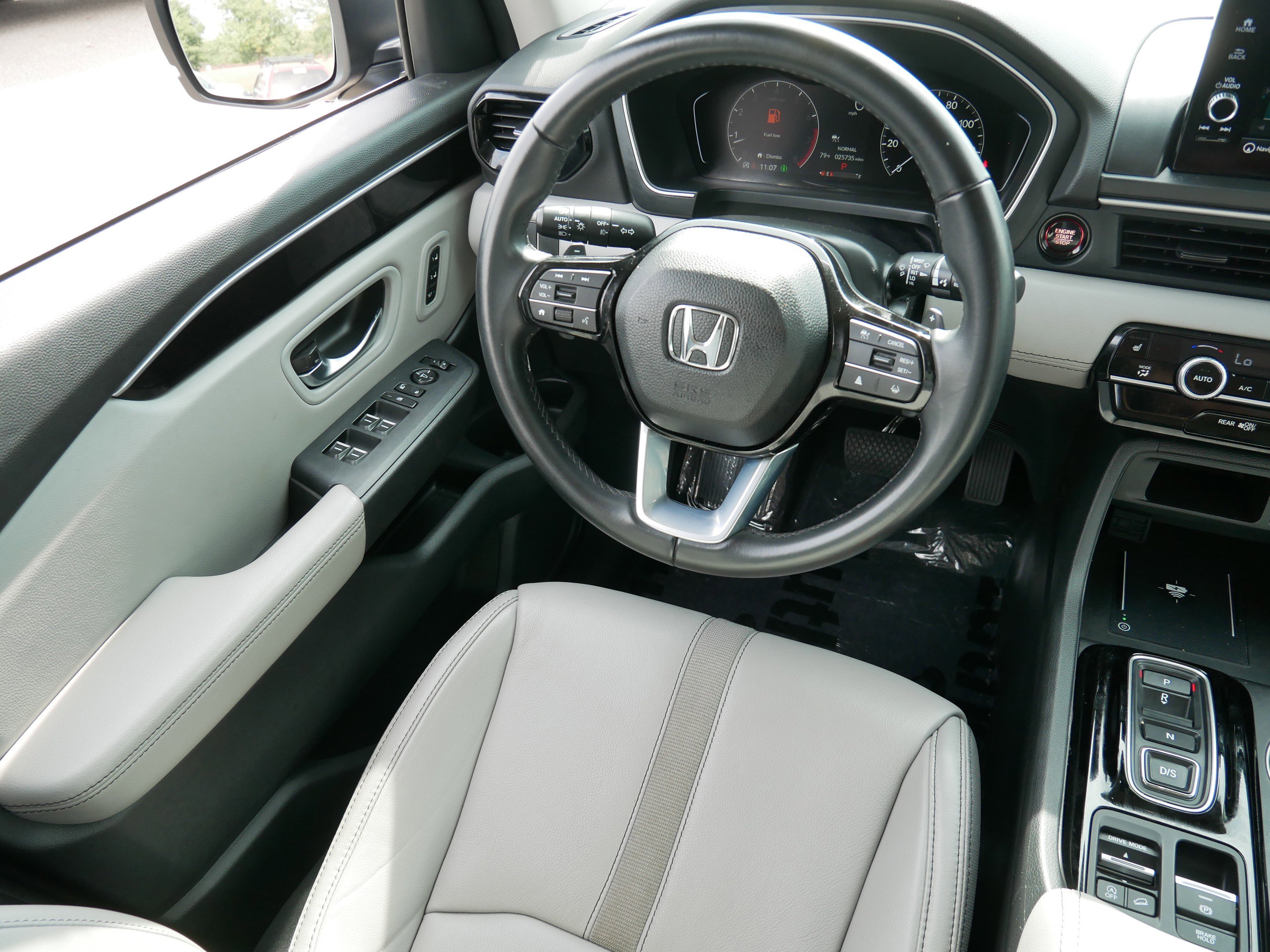 2023 Honda Pilot Touring photo 3