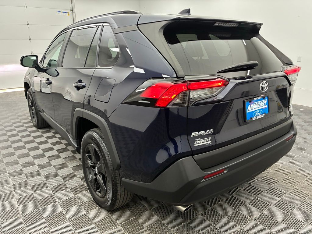 2020 Toyota RAV4 XLE photo 5