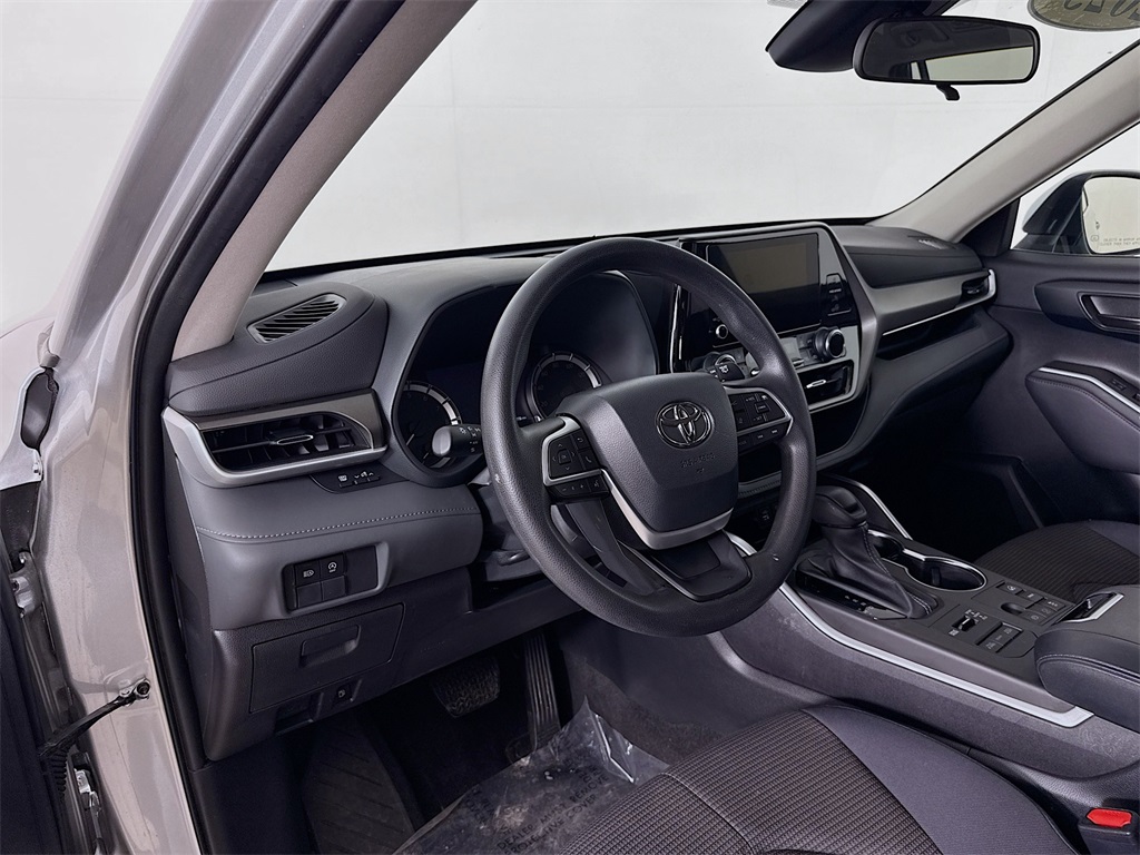 2023 Toyota Highlander L photo 17