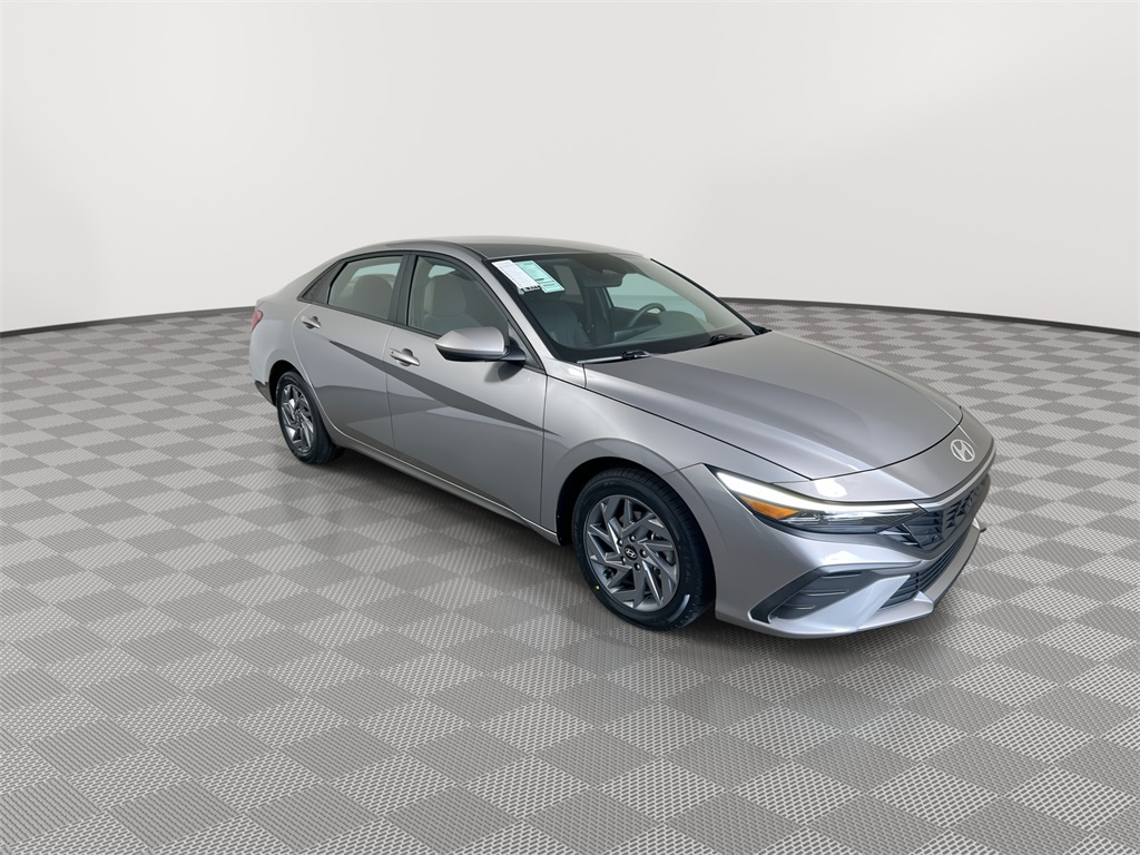 2024 Hyundai Elantra SEL photo 2
