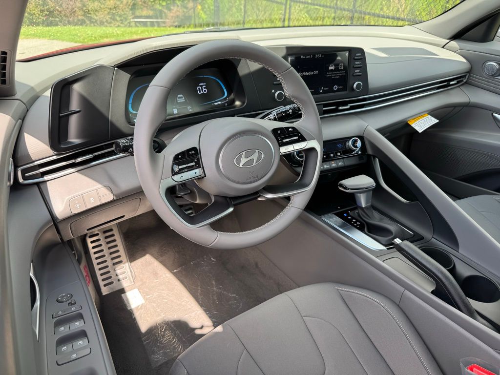 2025 Hyundai Elantra SEL Sport photo 2