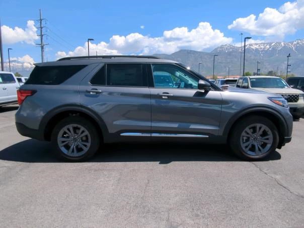 2025 Ford Explorer photo 2