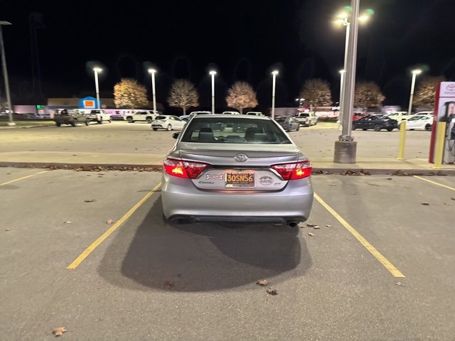 2016 Toyota Camry XLE photo 3